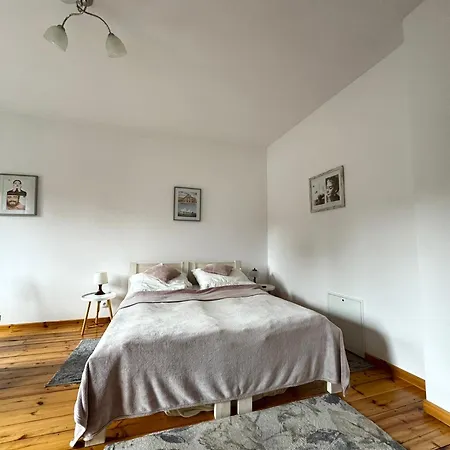 アパート Albion シクラルスカ・ポレンバ